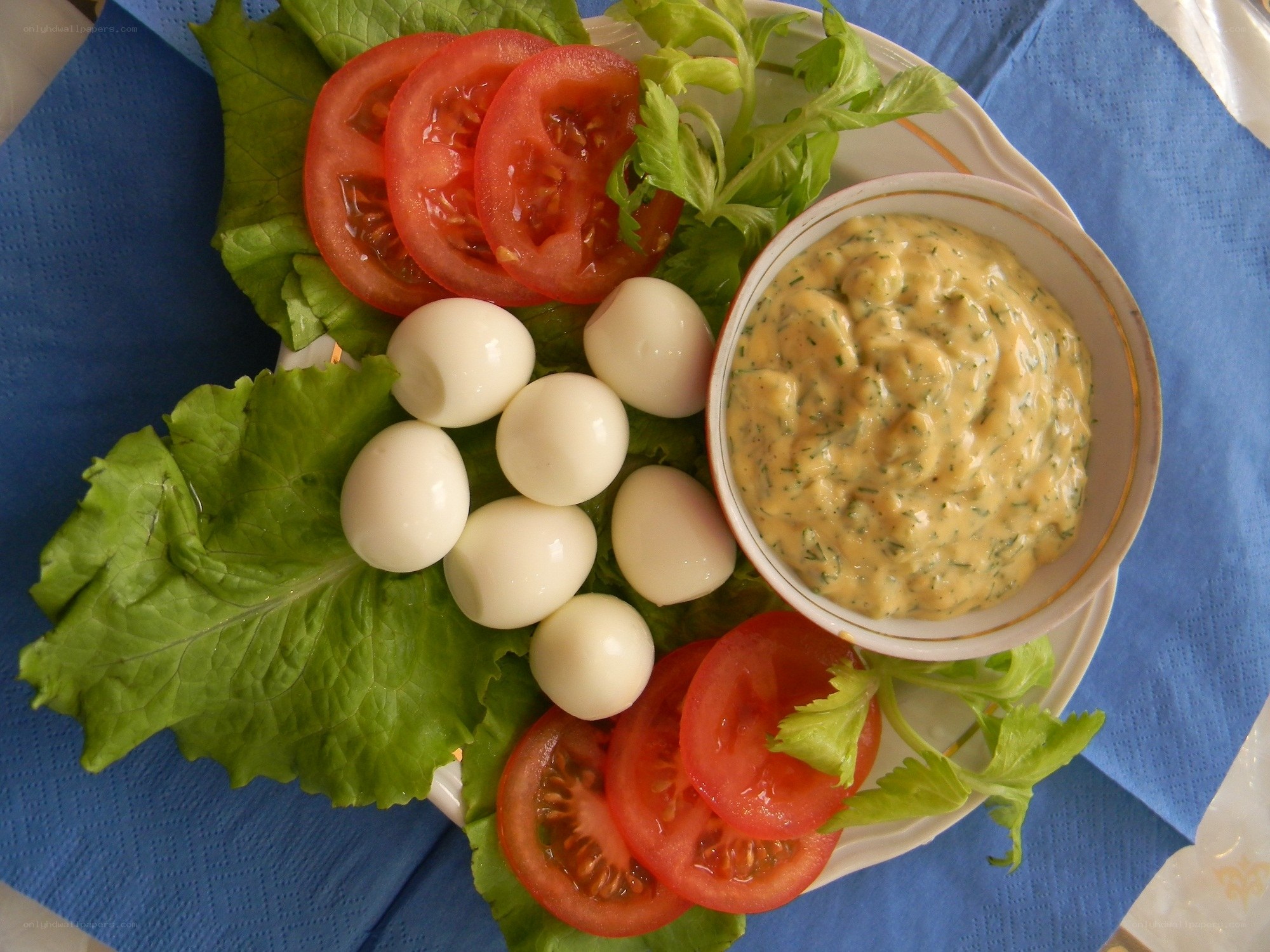 boiled eggs with tomato and sauce