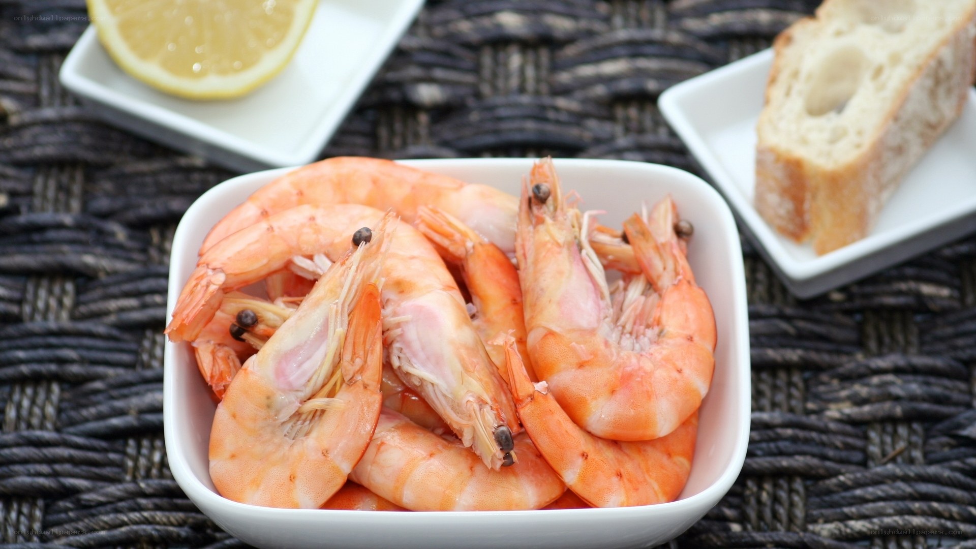 Boiled shrimp with lemon and bread