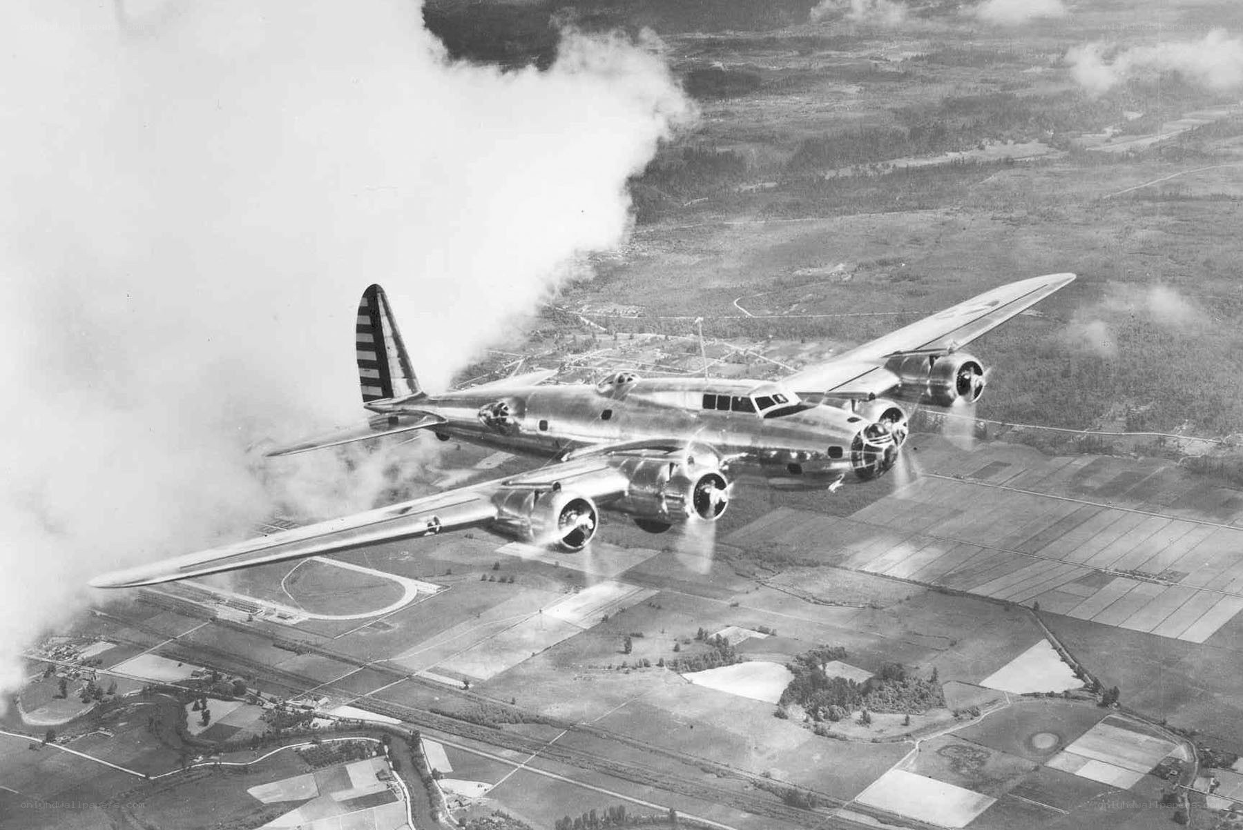 Bomber aircraft in flight