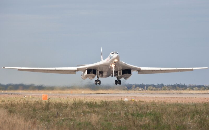 Bomber aircraft landing
