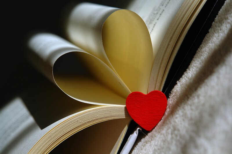 Book with Heart-shaped Pages — White, Calm