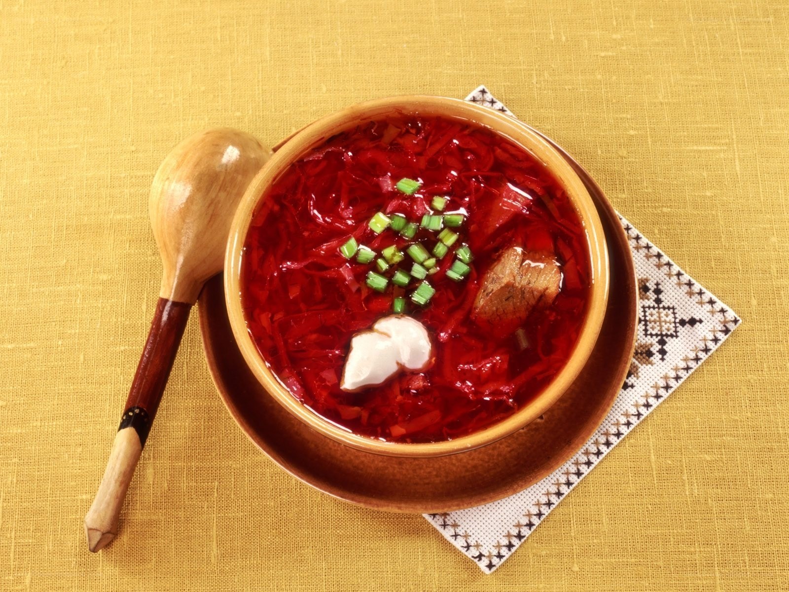 Borscht soup with sour cream