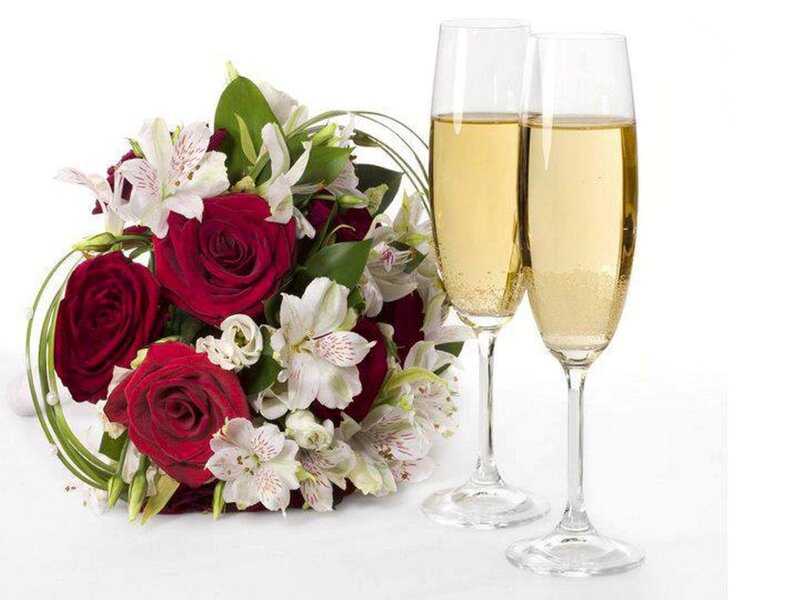 Bouquet and Champagne Glasses — Red