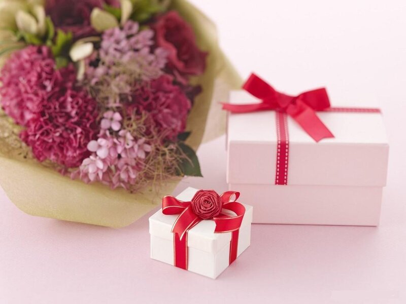 Bouquet and Gift Boxes — Pink, Romantic