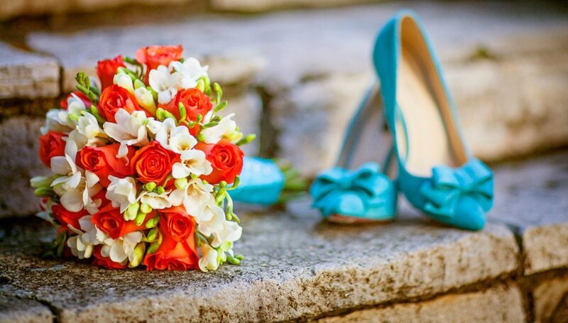 Bouquet and Shoes — Red, Romantic