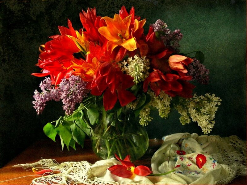 Bouquet of Flowers in Vase — Red, Dramatic