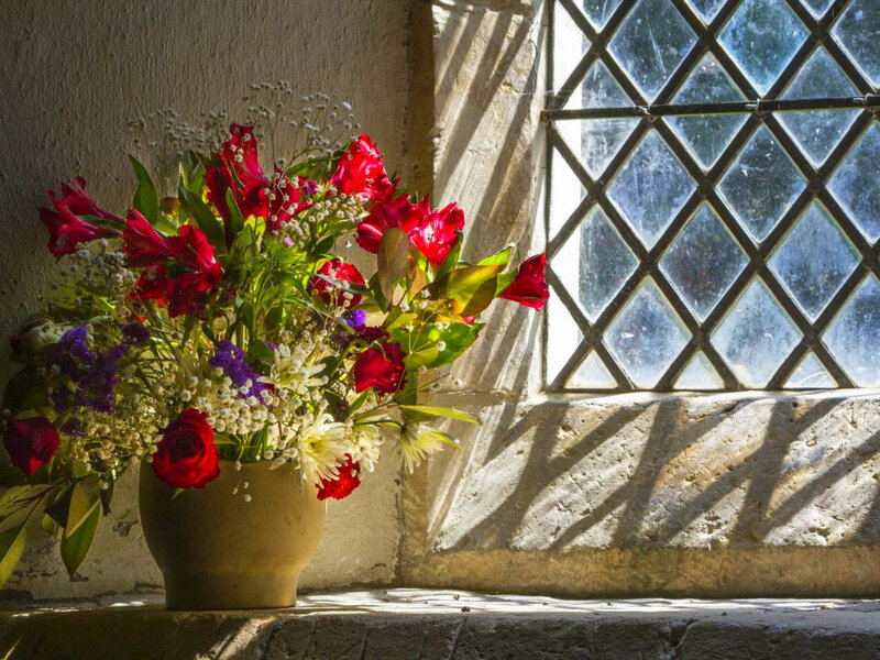 Bouquet of Flowers in Vase — Red, Serene