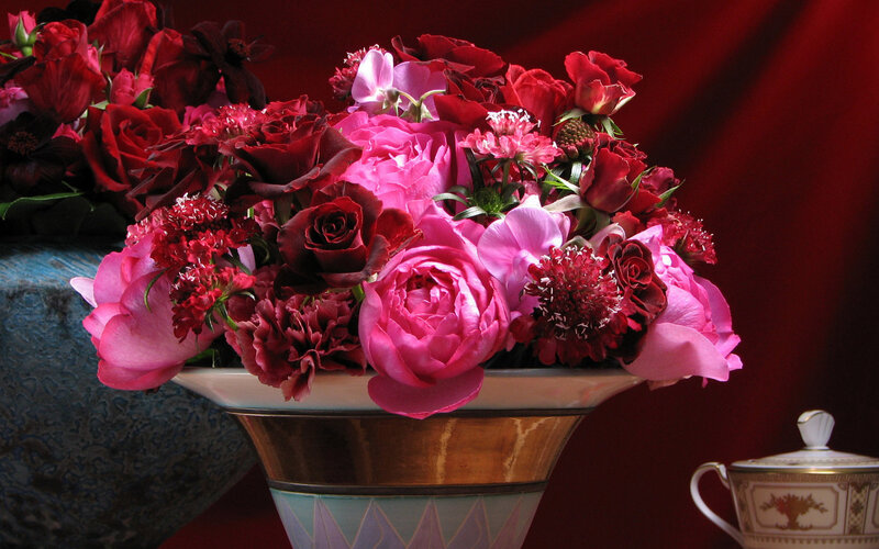 Bouquet of Pink and Red Flowers — Dramatic