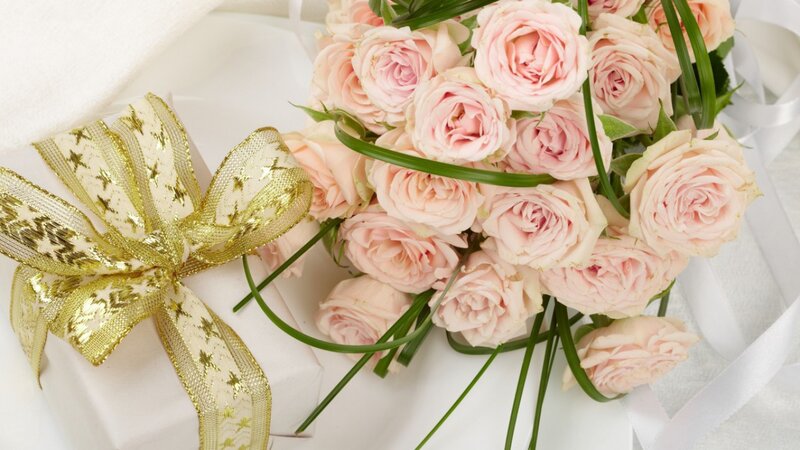 Bouquet of Pink Roses — Elegant, Photograph, Gift Box