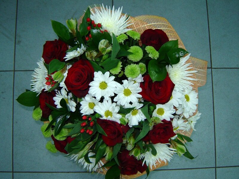 bouquet of red roses and daisies