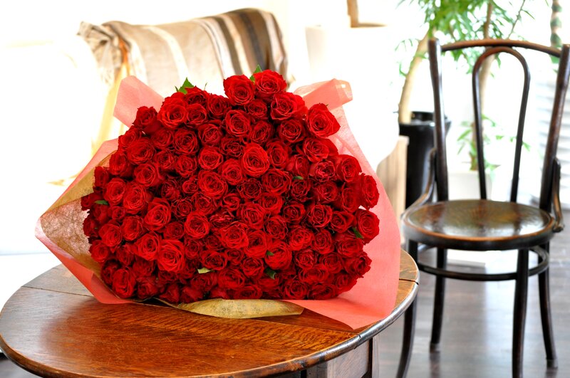 Bouquet of Red Roses — Calm, Afternoon, Photograph, Table