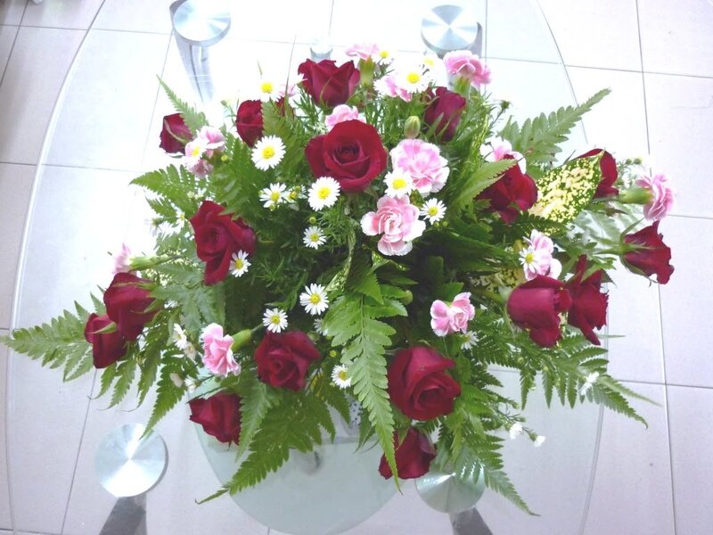 Bouquet of Red Roses — Calm, Photograph, Daisies