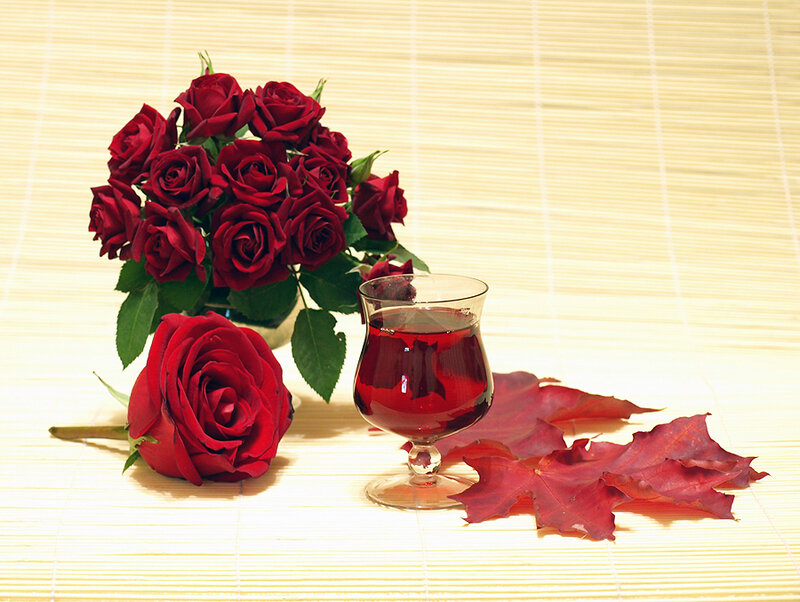 Bouquet of Red Roses — Serene