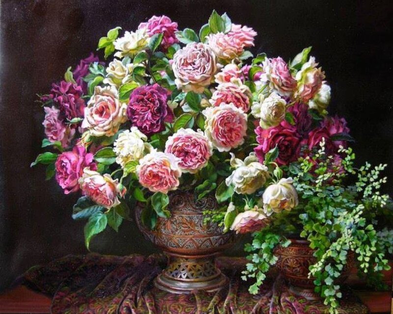 Bouquet of Roses in Vase — Pink, Dramatic