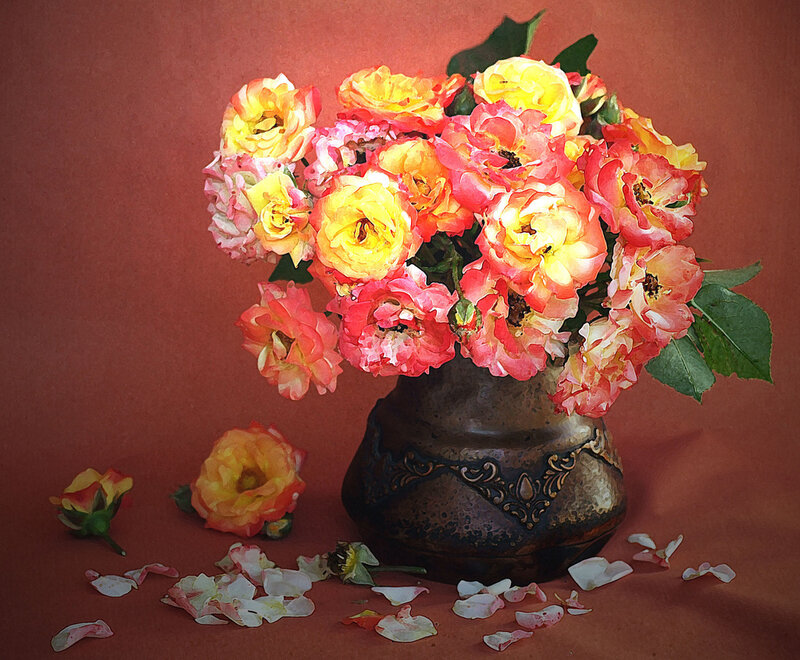 Bouquet of Roses in Vase — Red, Calm