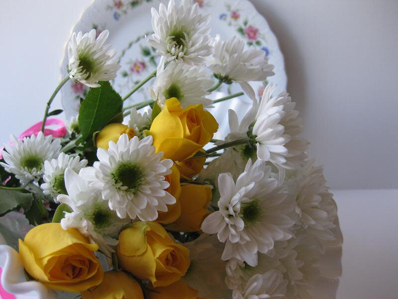 Bouquet of White and Yellow Flowers — Calm