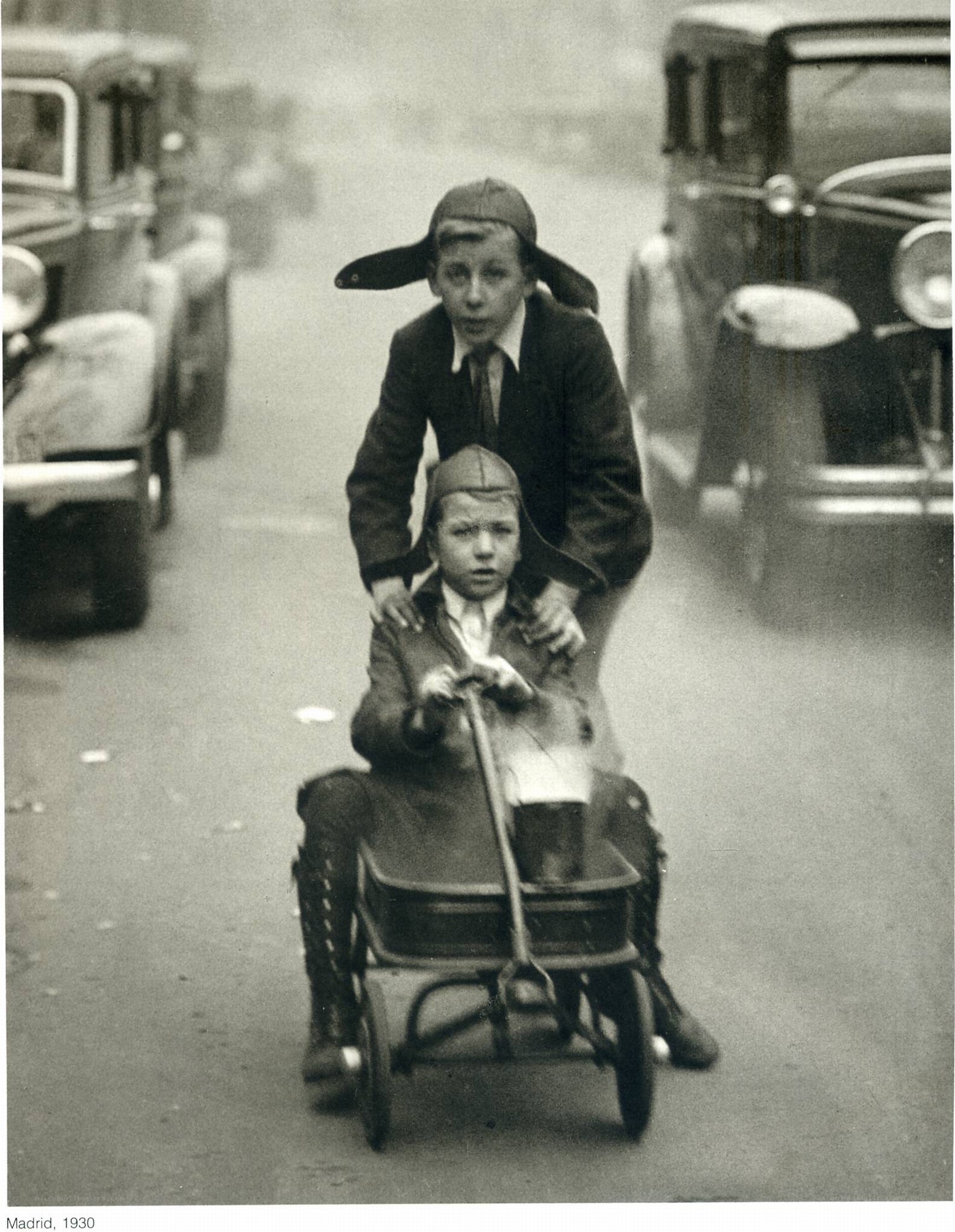 Boys in a wagon, Madrid