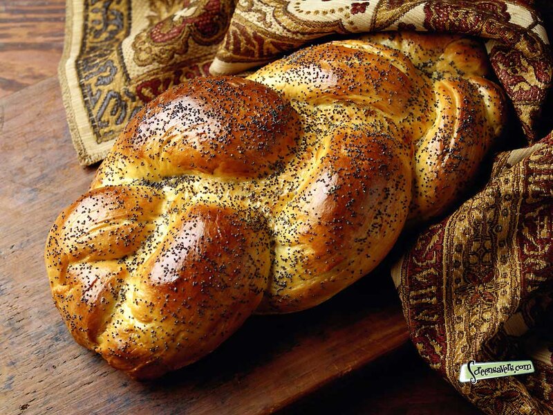 Braided Bread with Poppy Seeds — Brown
