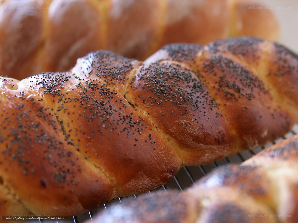 Braided bread with poppy seeds