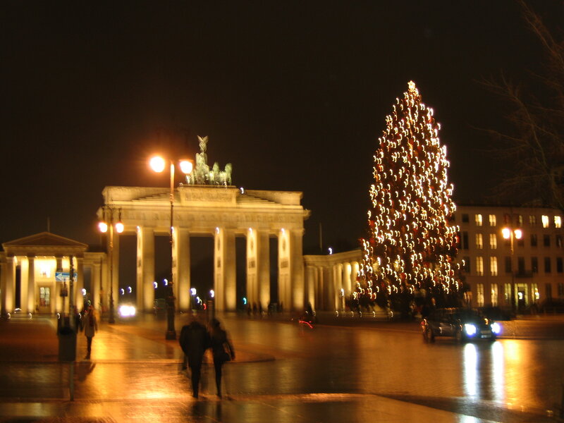 Brandenburg Gate at Night — Black