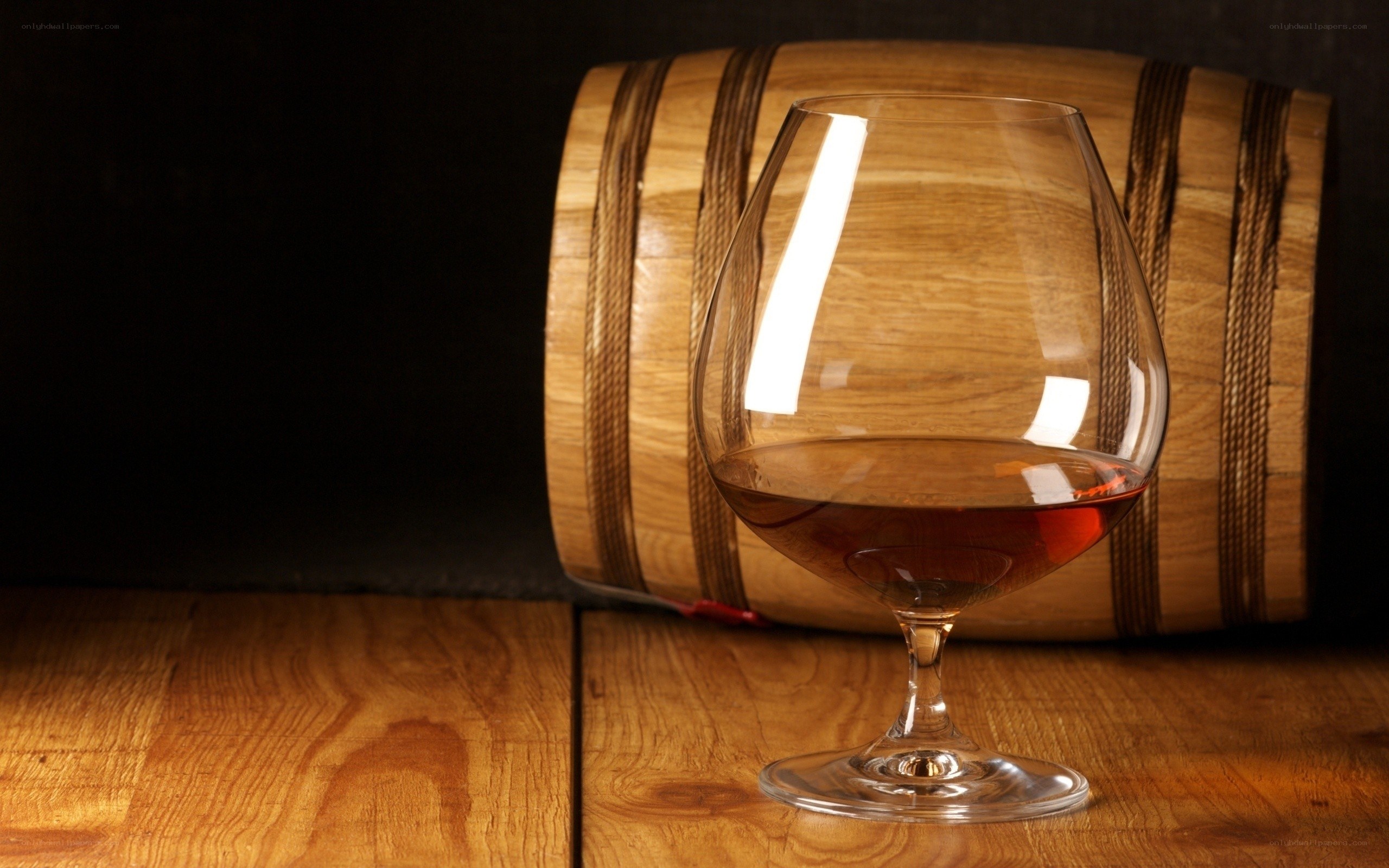 Brandy glass with barrel