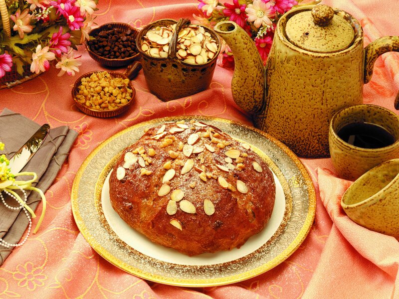 Bread with nuts and tea