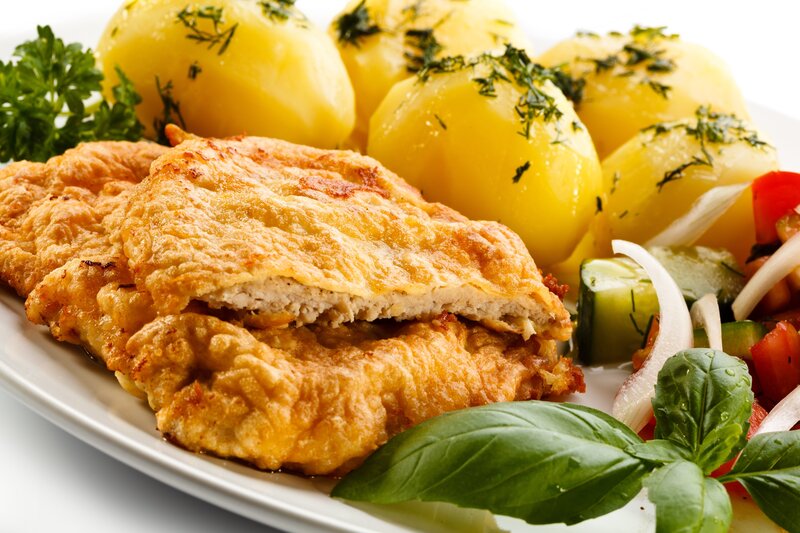 Breaded chicken with potatoes