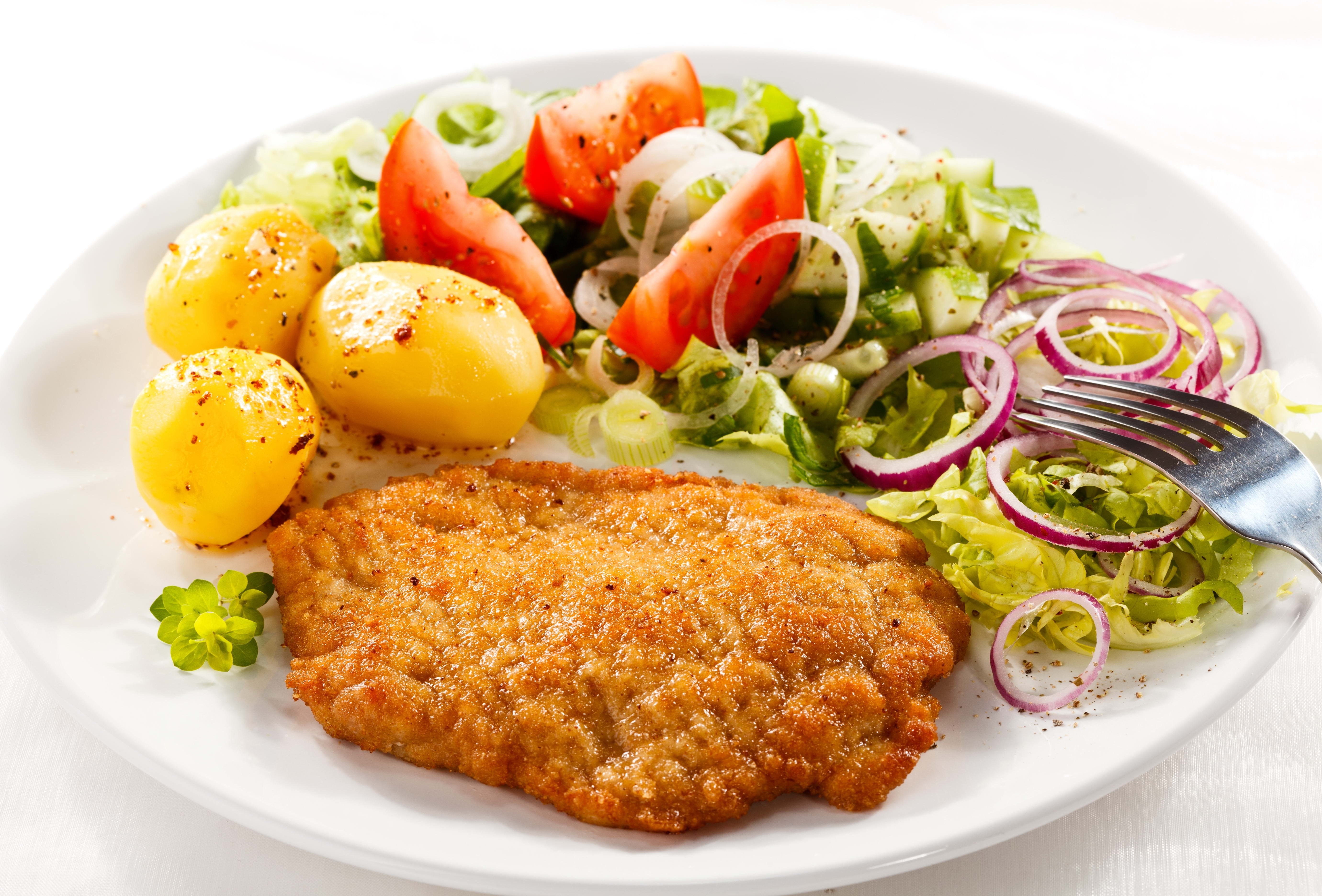 Breaded cutlet with salad and potatoes