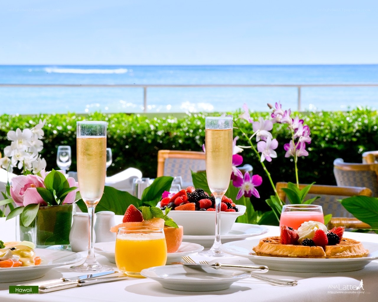 Breakfast by the ocean in Hawaii
