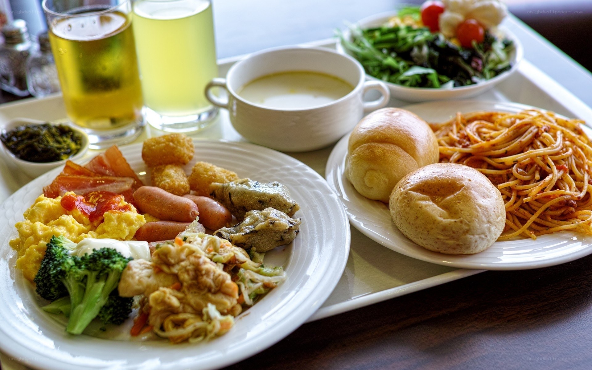 Breakfast tray with varied dishes