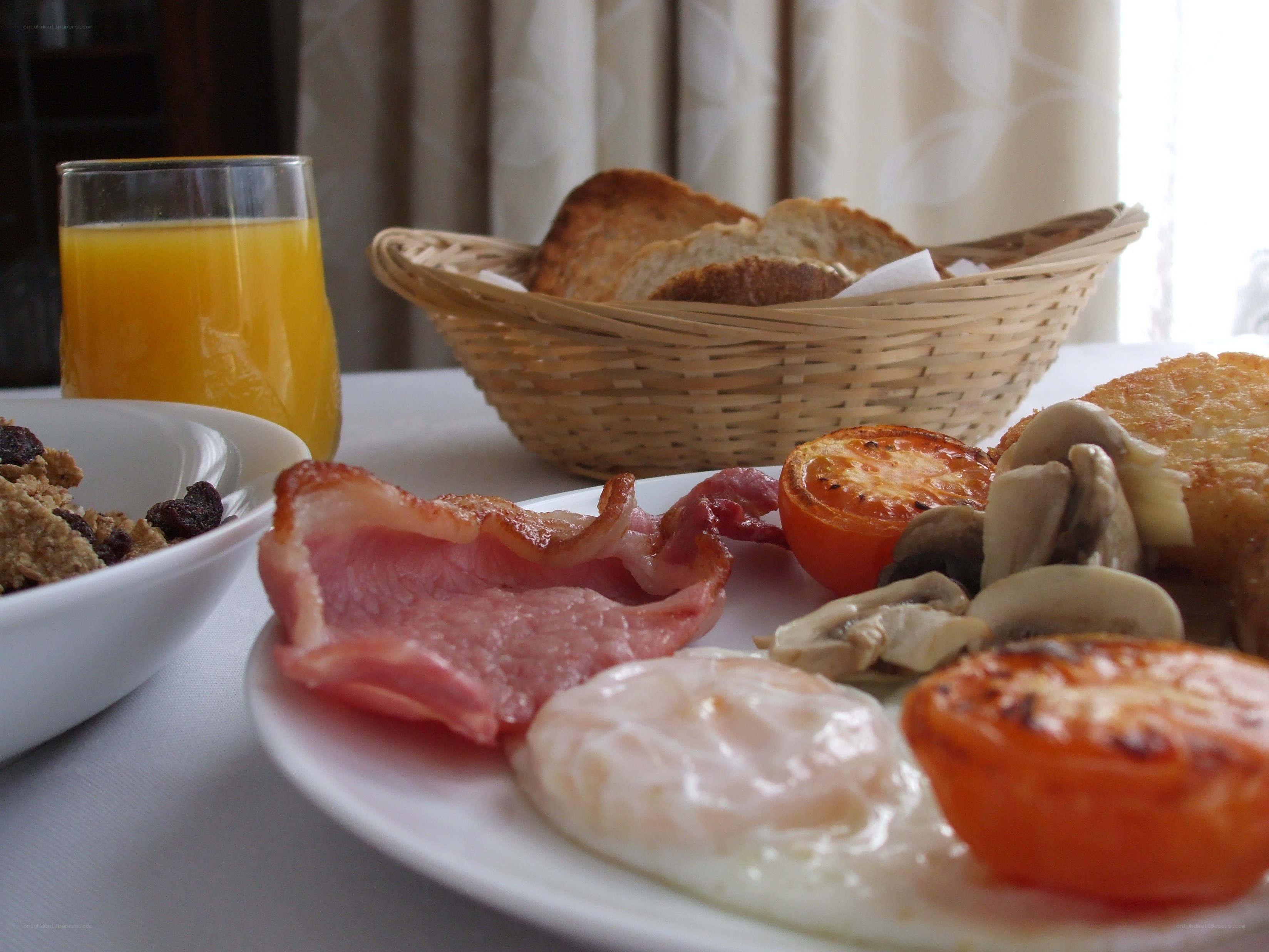 Breakfast with bacon and orange juice