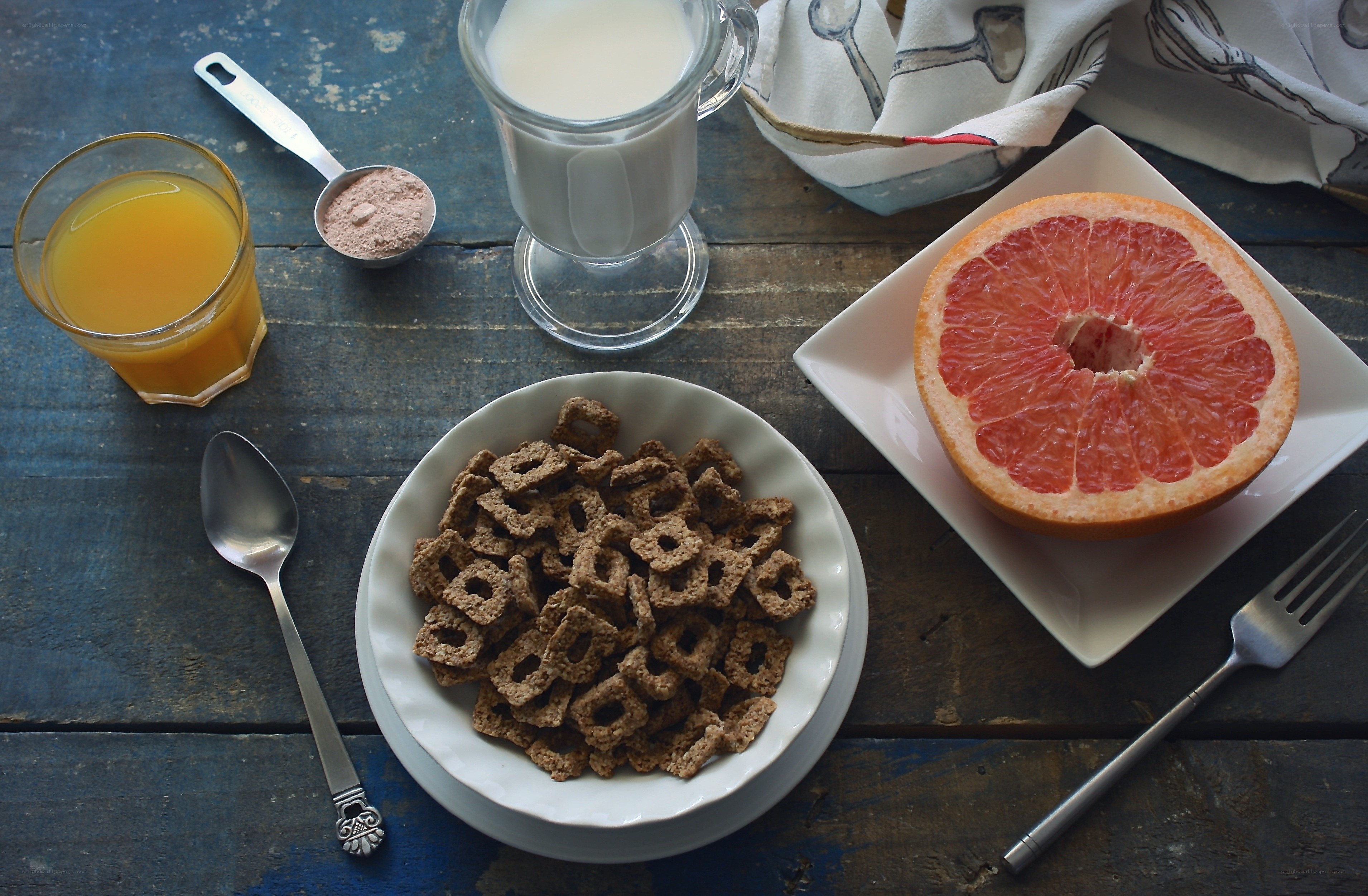 Breakfast with cereal and grapefruit