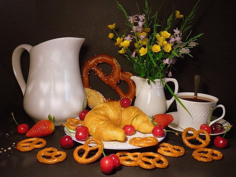 Breakfast with croissant and pretzels