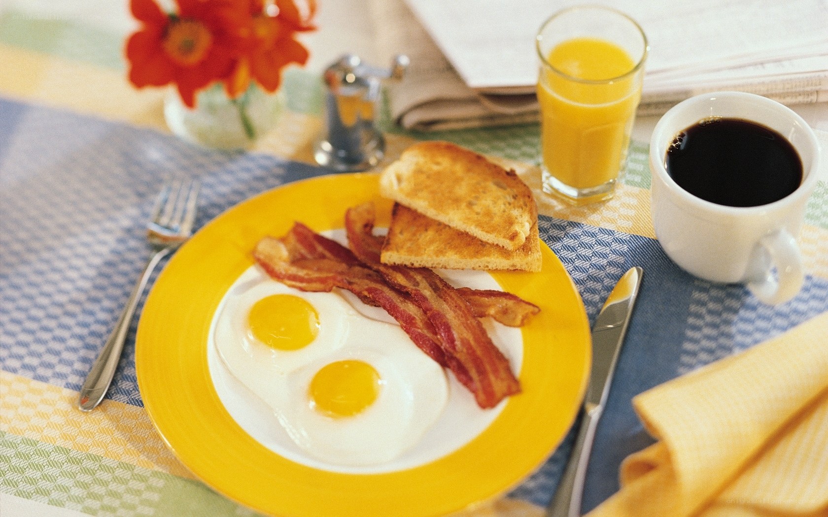 Breakfast with eggs and bacon