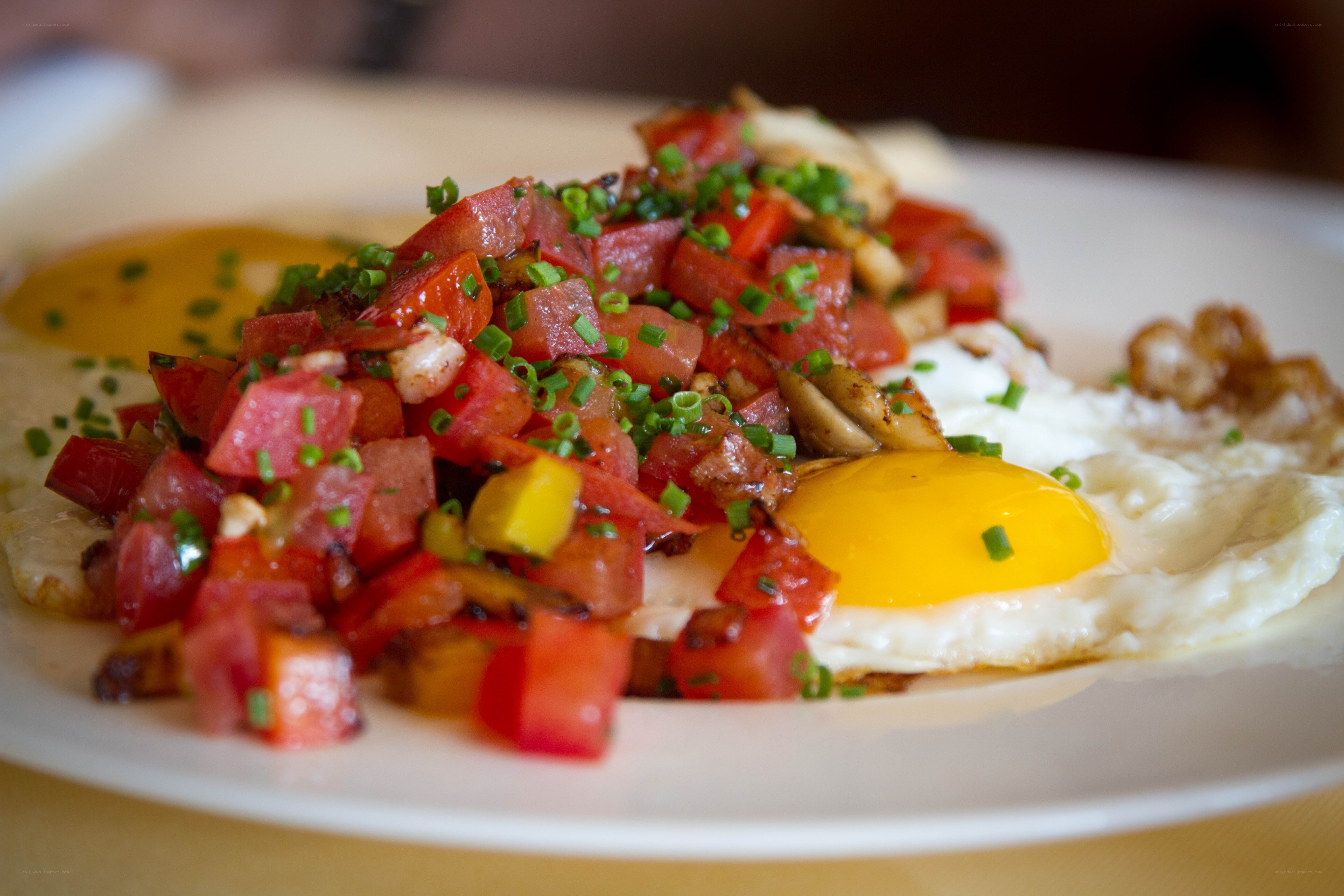 Breakfast with eggs and salsa