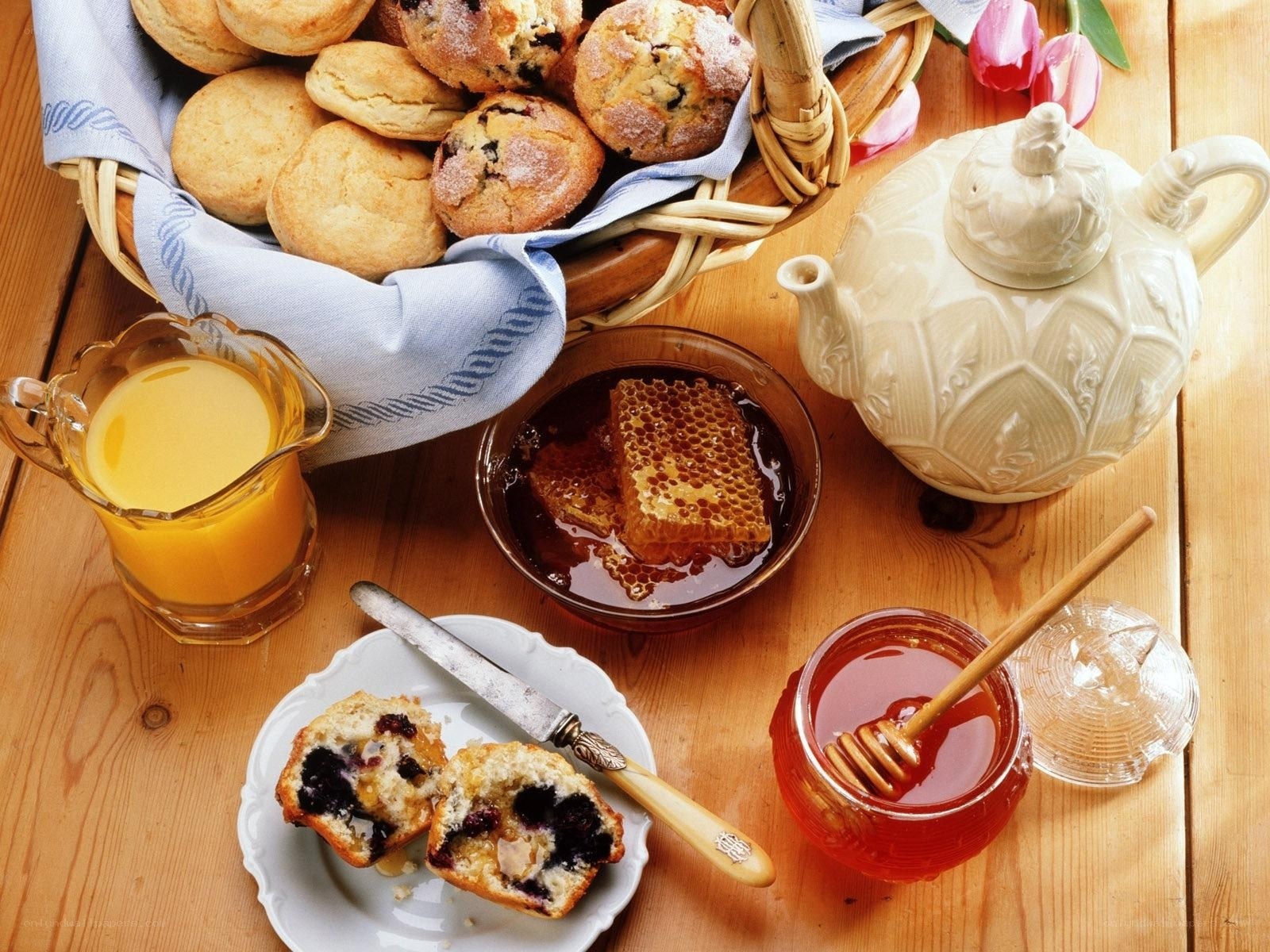 Breakfast with muffins and honey