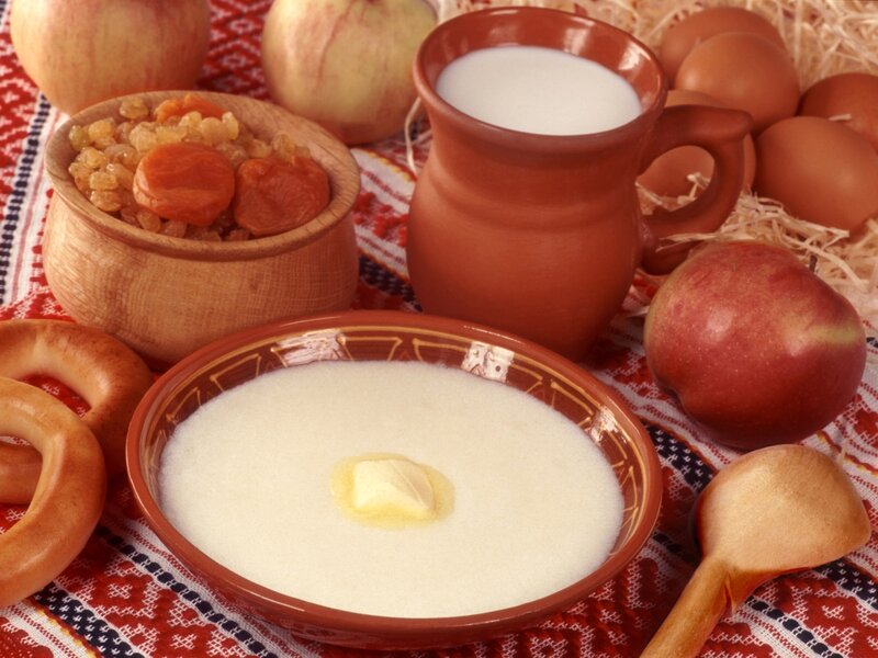 Breakfast with porridge and apples