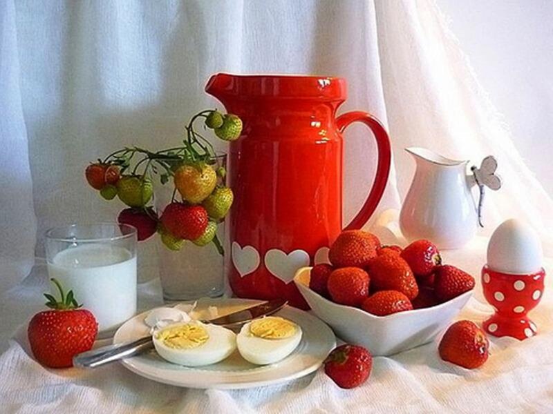 Breakfast with Strawberries — Red
