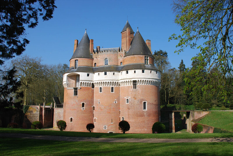 Brick Castle with Turrets — Red
