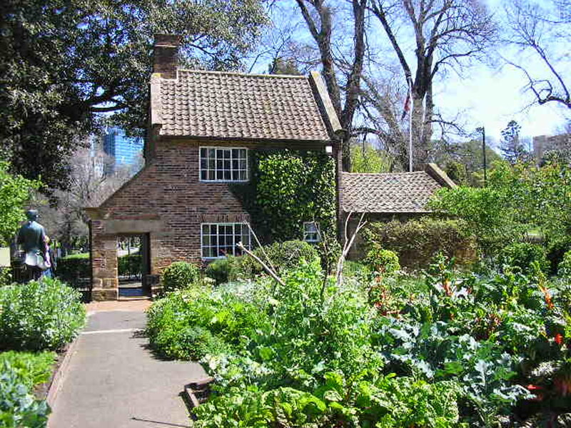 Brick Cottage in Garden — Green