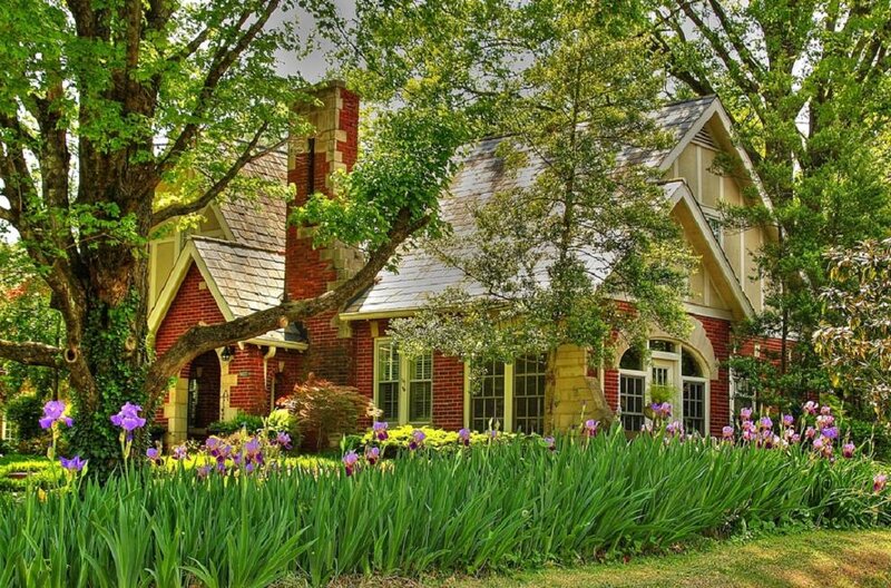 Brick House with Garden — Green