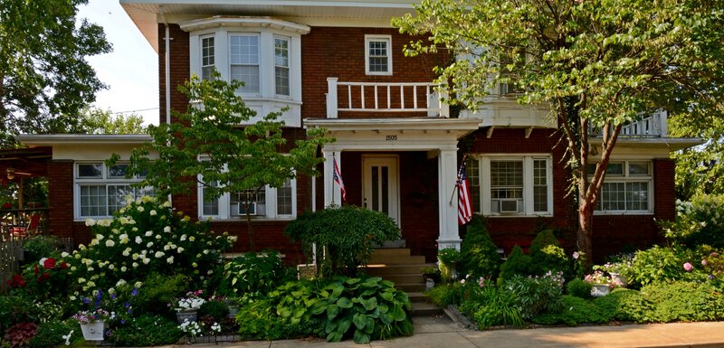 Brick House with Garden — Red