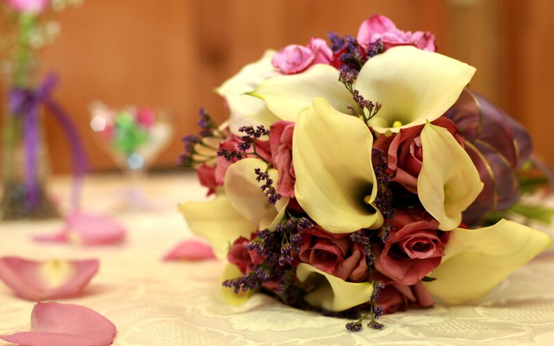 Bridal bouquet with calla lilies