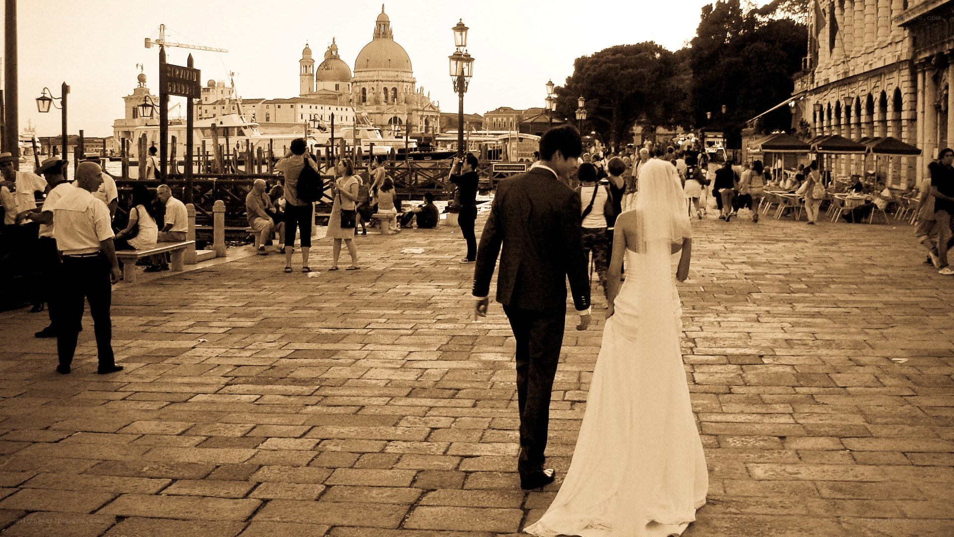 Bride and groom in Venice