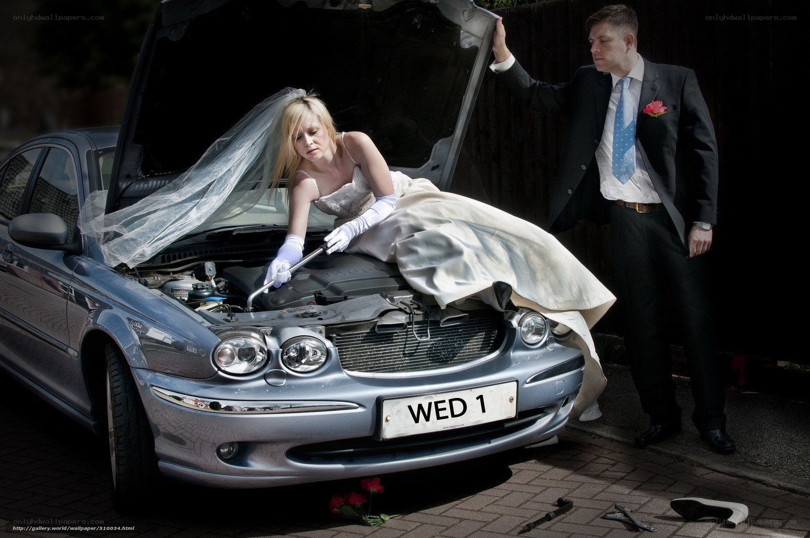 Bride fixes car on wedding day