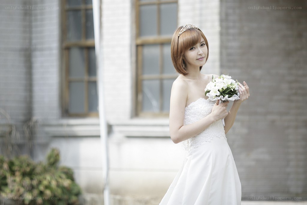 Bride holding bouquet