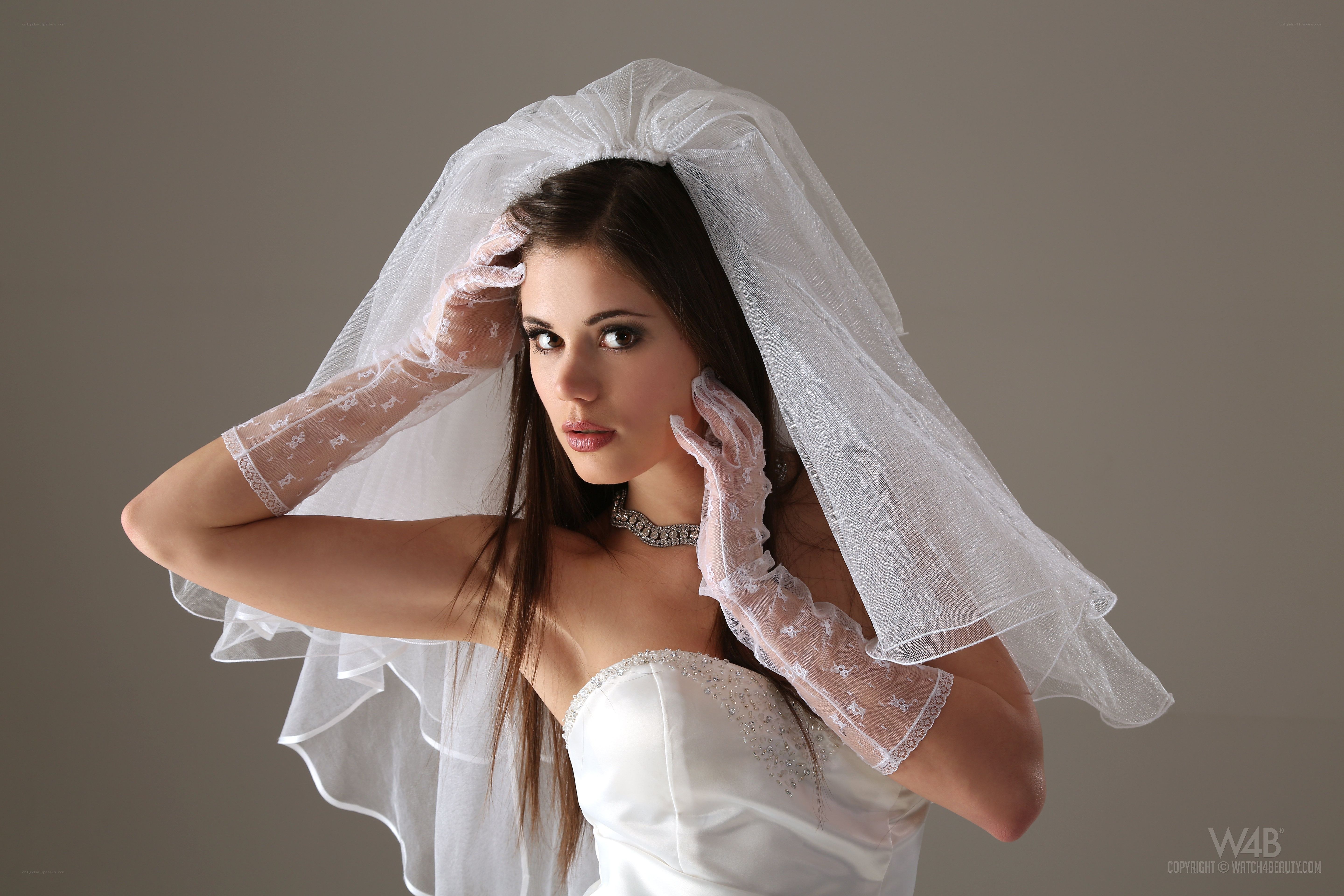Bride in veil and gloves