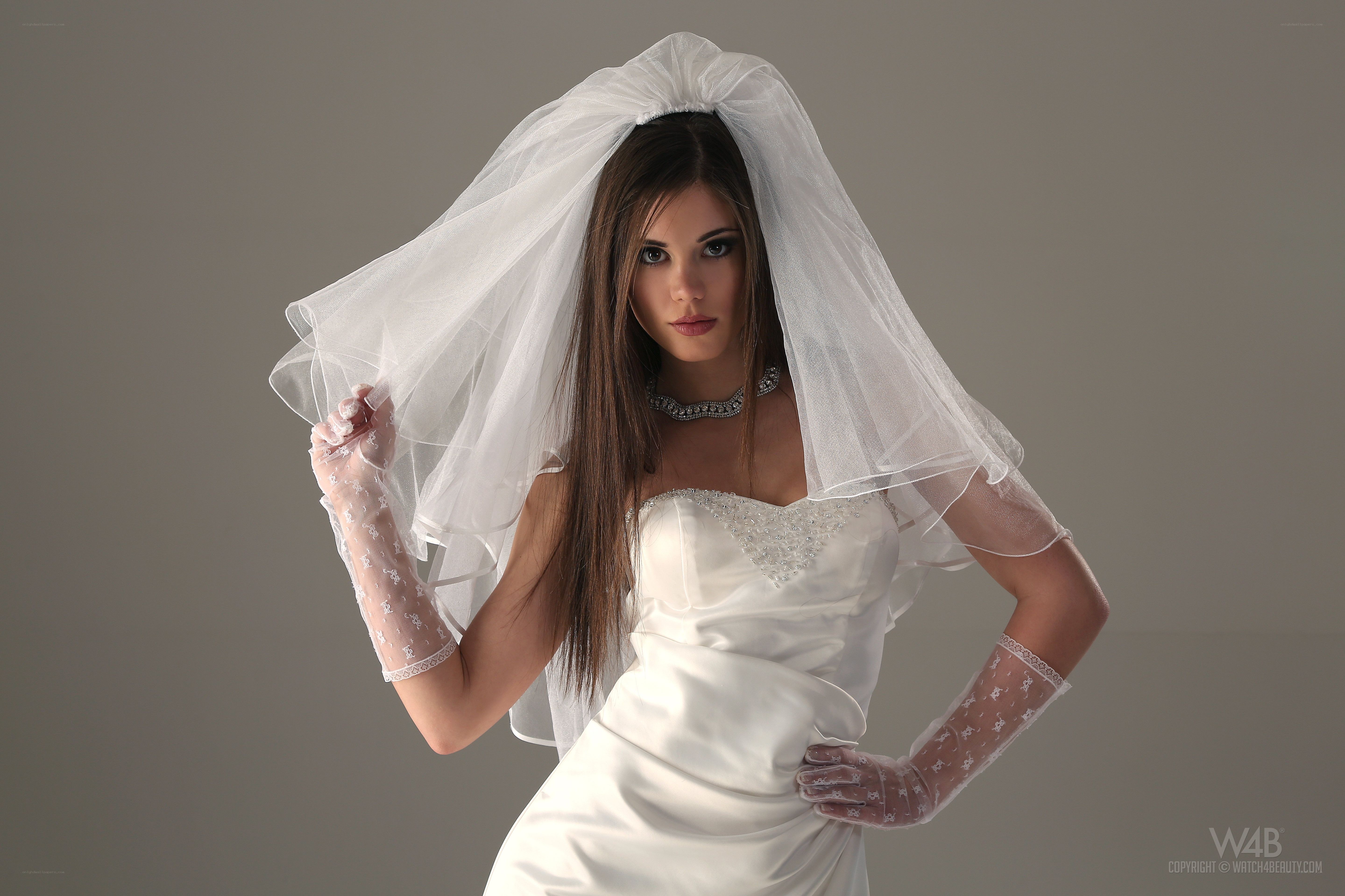 Bride in veil and gloves