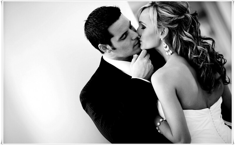 Bride Kissing Groom — Black
