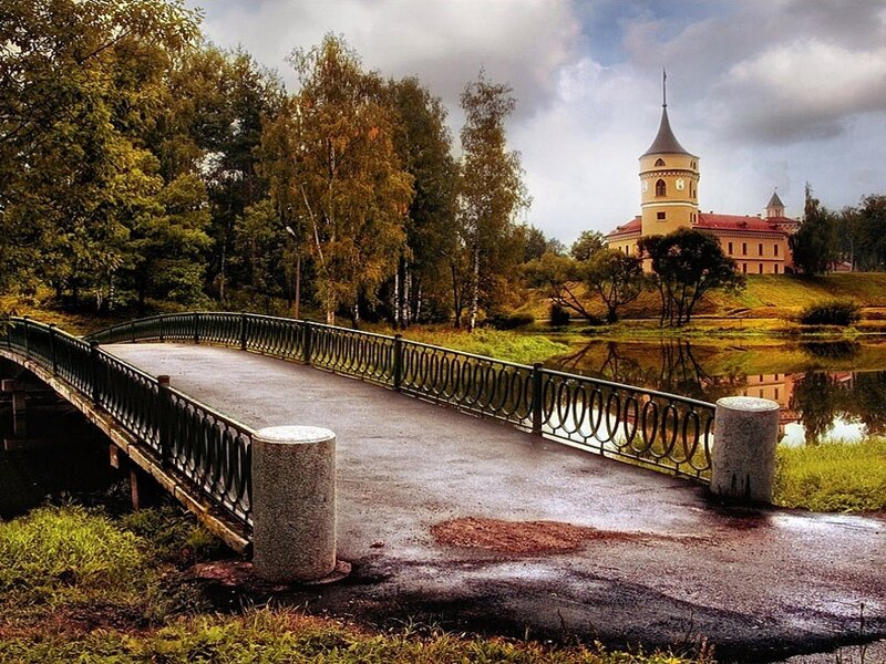 Bridge to a castle in autumn